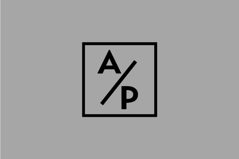 Quadrat mit einem A und P, die durch ein Schrägstrich getrennt sind