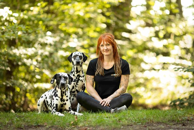 Katina Clasen mit ihren Hunden Alma und Enie