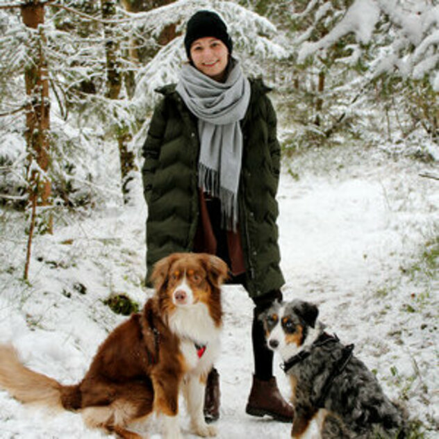 Anna-Lena mit Billy und Cleo auf Weg im Winter