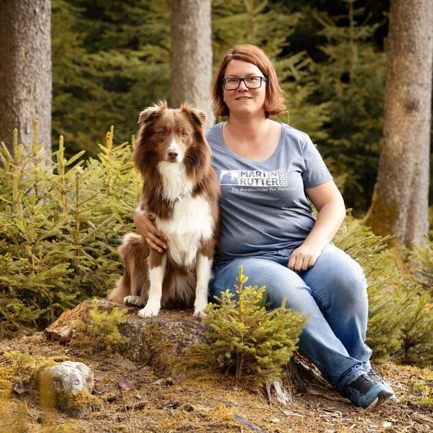 Martin Rütter Hundetrainerin Stefanie Liepert mit ihrem Australien Shepherd im Wald