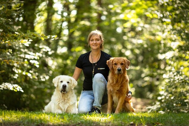 Hundetrainerin Franziska Herre mit ihren Golden Retrievern