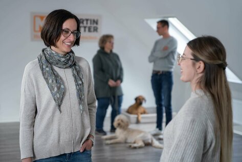Vier Personen unterhalten sich in zweier Gesprächen