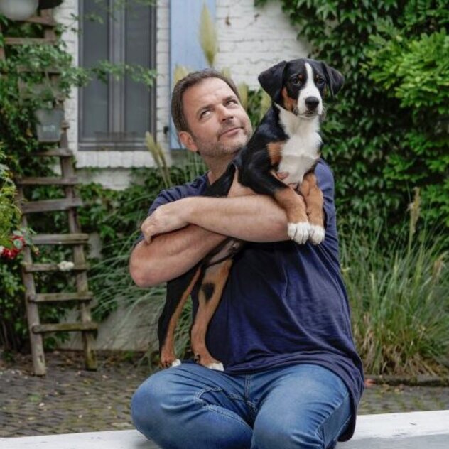 Hundeprofi Martin Rütter mit Junghund