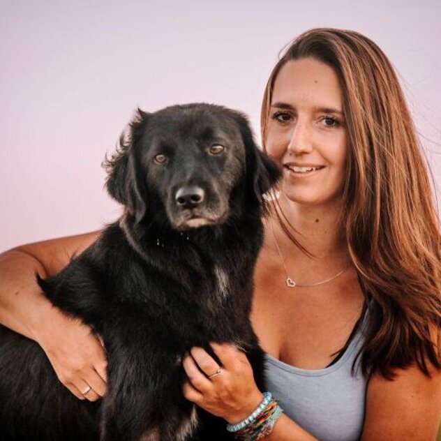 Hundetrainerin Giulia Lautz und ihr Hundesenior Tiago