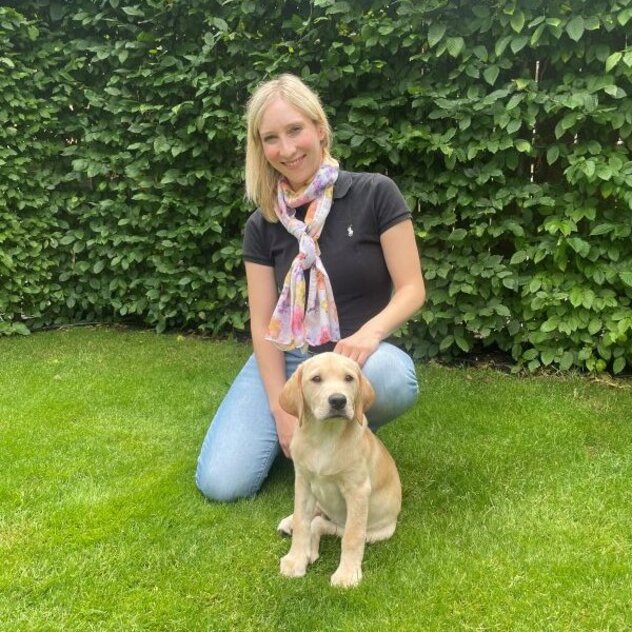 Hundetrainerin Laura Müller mit Welpen