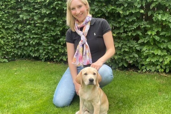 Hundetrainerin Laura Müller mit Welpen