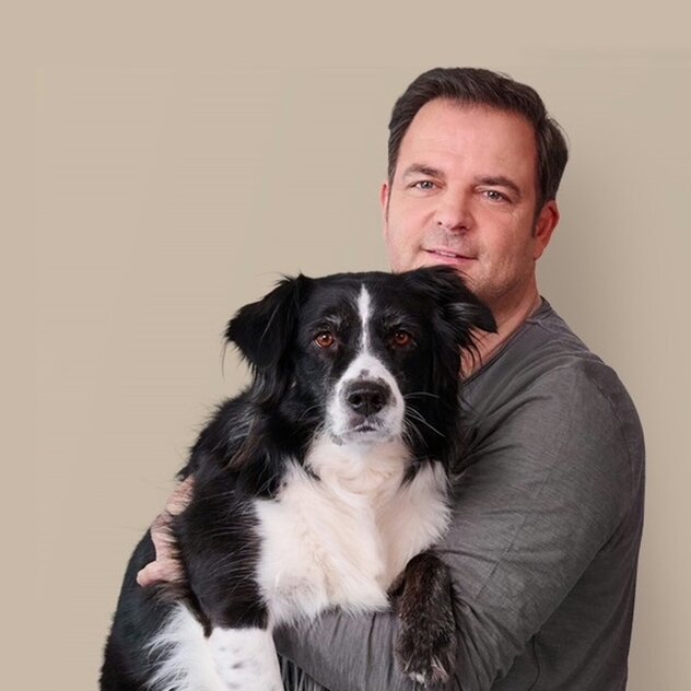 Martin Rütter mit einem Vierbeiner im Arm 