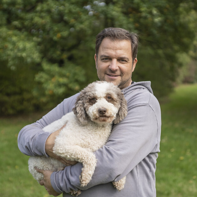 Hundeprofi Martin Rütter hält einen Lagotto Romagnolo auf dem Arm