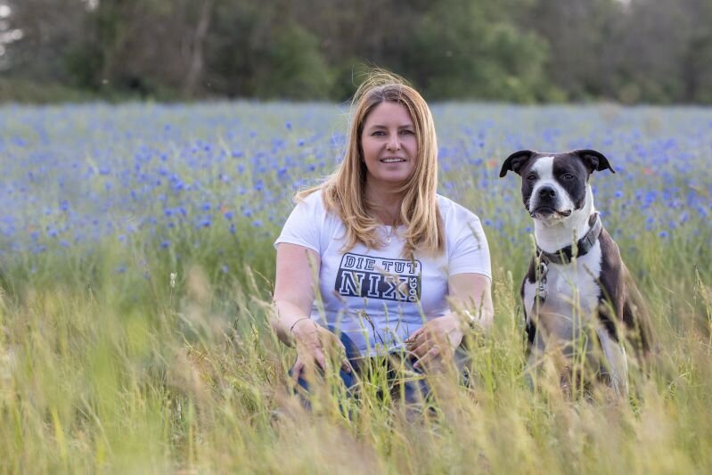 Hundetrainerin Yvonne Theißen mit ihrer Staffordshire Terrier Hündin Kaira