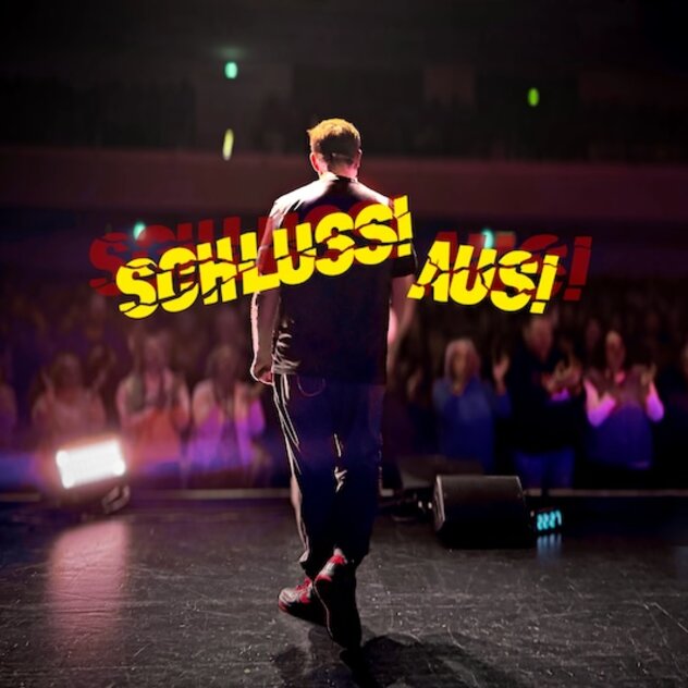 Martin auf der Bühne von hinten und Tourtitel SCHLUSS! AUS!