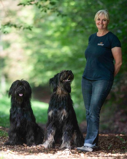 Angelika_stehend_mit_beiden_Hunden Angelika stehend mit ihren Hunden Strolchi und Eddy