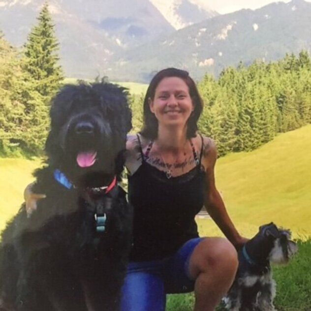 Russischer Terrier mit Frauchen vor Bergwiese