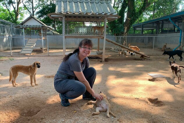 Doreen Hörchner mit Welpen im Soi Dog Tierheim