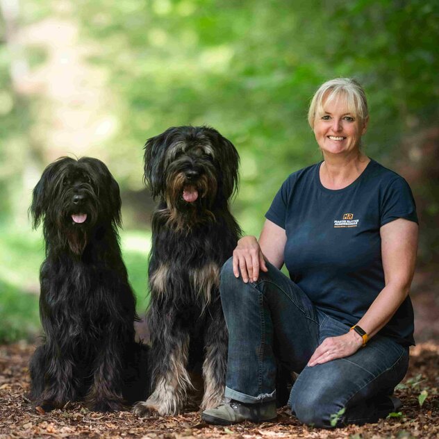 Angelika kniend mit ihren Hunden Strolchi und Eddy