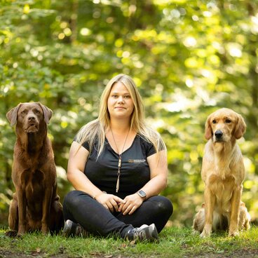 Yvonne Vogt mit ihren Hunden Laika und Nuri