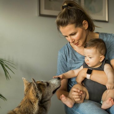 Hund mit Frauchen und Kleinkind