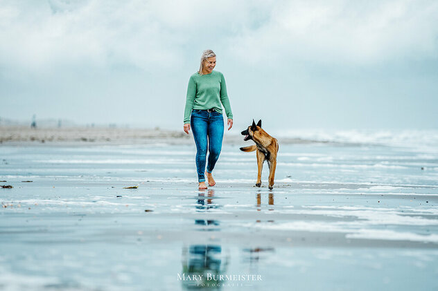 Frau_Hund.jpg Frau mit Hund am Strand