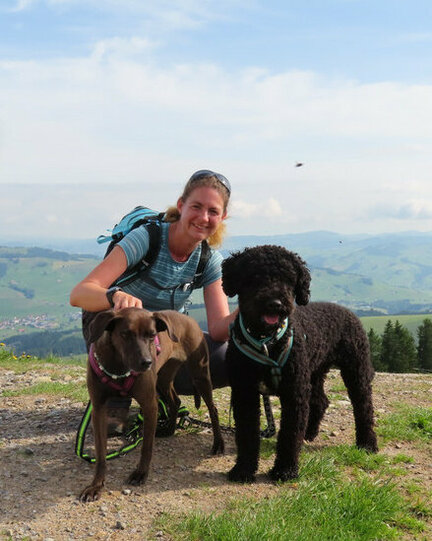 Carmen Bruggmann Carmen mit ihren beiden Hunden