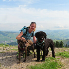 Carmen mit ihren beiden Hunden 