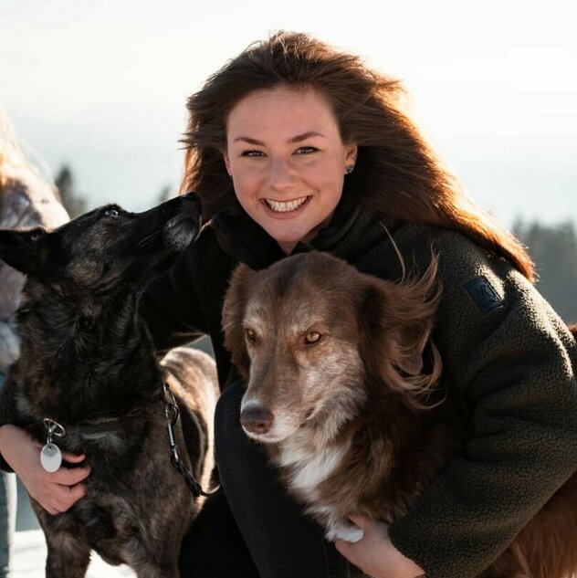 Melanie Bonk mit ihren Hunden Mocca und Juna