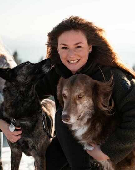 Melanie Bonk mit ihren Hunden Mocca und Juna