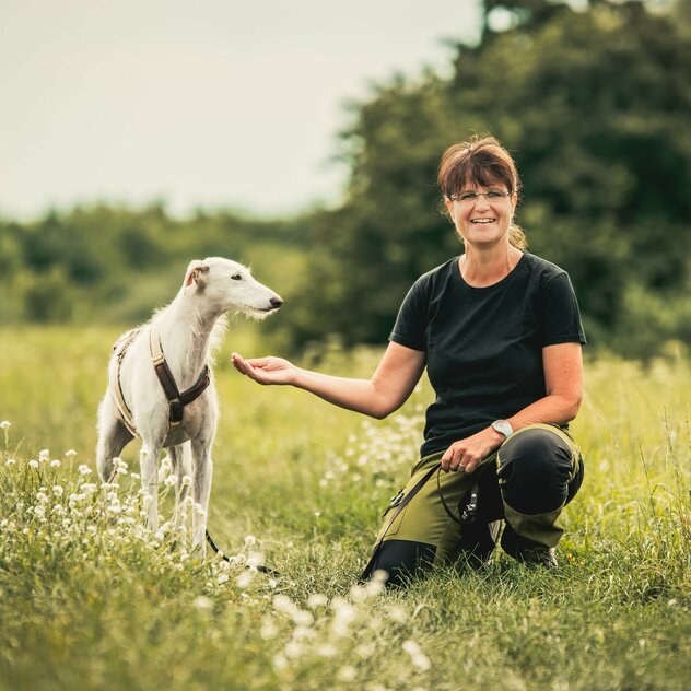 Doreen Hörchner mit Galga Espanol auf Wiese