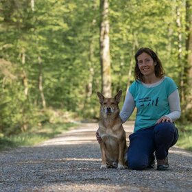 Anja Papenberg im Wald mit Hund