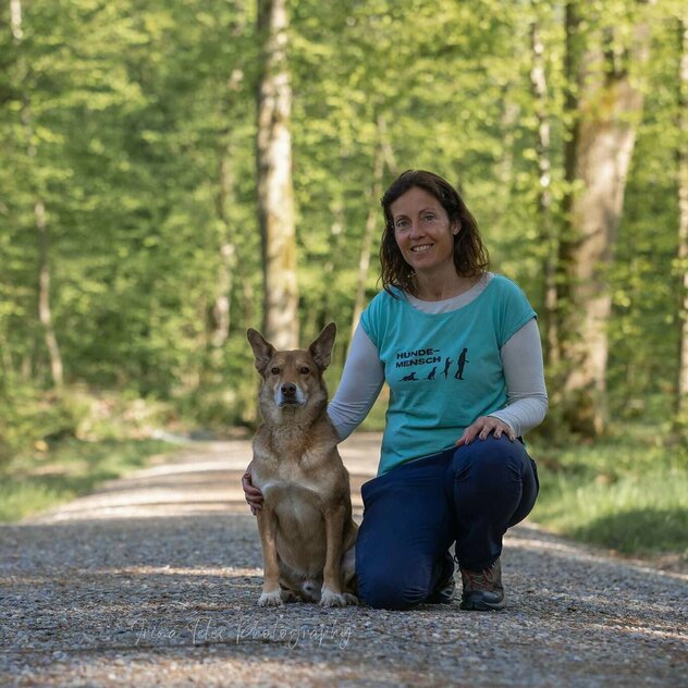 Anja Papenberg im Wald mit Hund