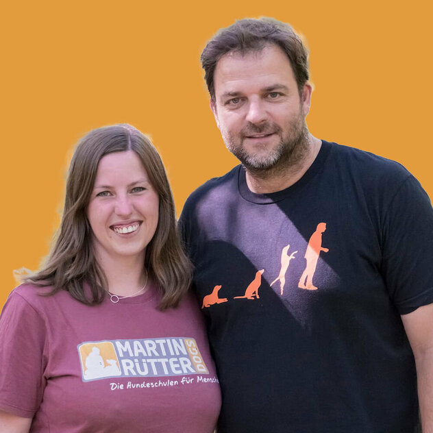 Nicole Wieland steht neben Martin Rütter