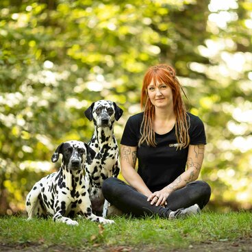 Katina Clasen mit ihren Hunden Alma und Enie