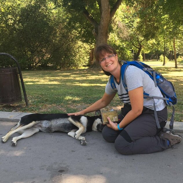 Doreen Hörchner mit Straßenhündin Bulgarien
