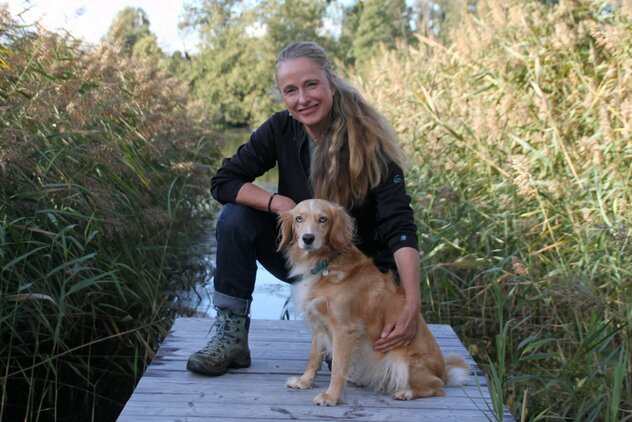 Hundetrainerin Conny mit ihrem Hund Elsa