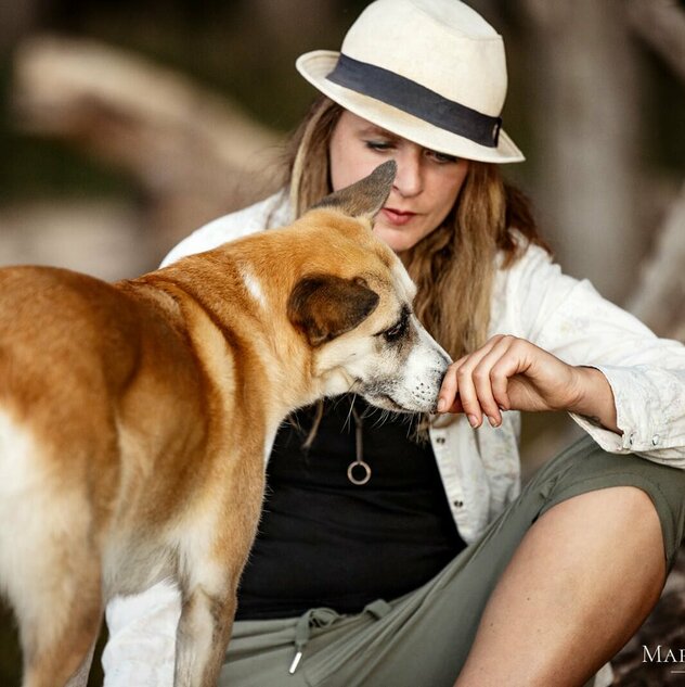 Frau mit Hut und Hund im Wald
