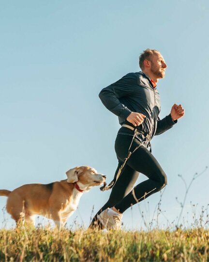 Fitness mit Hund Mann joggt mit Hund