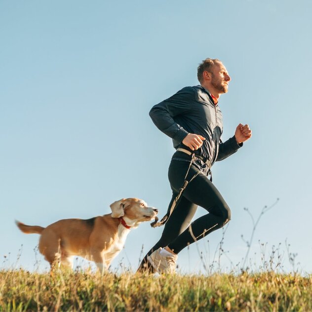 Mann joggt mit Hund