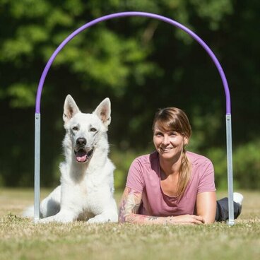 Hund und Mensch liegen im Hoop