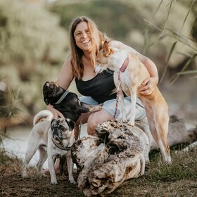 Sonja mit ihren vier Hunden