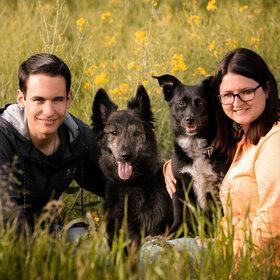 Roger und Sarah mit ihren beiden Hunden Flash und Mira
