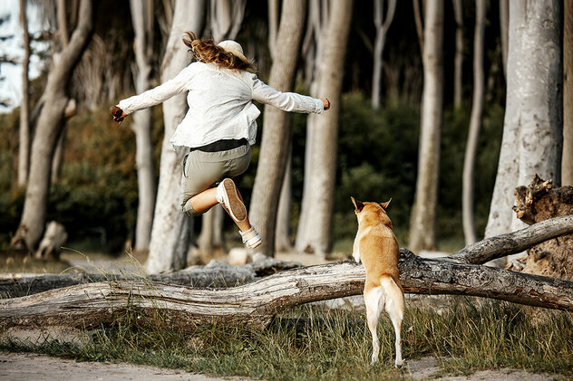 Frau-mit-Hund.jpg Mensch Hund Sprung über den Baum