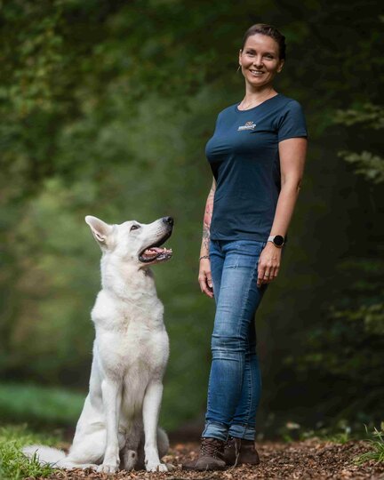 Ramona stehend mit ihrem Hund Jimmy