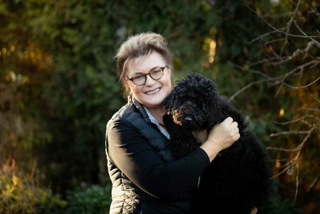 Frau mit Hund im Wald