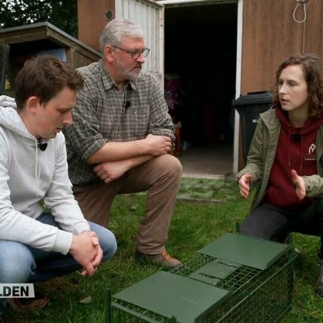 Franziska John erklärt Marcel Wunderlich die Lebendfalle