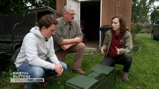 Franziska John erklärt Marcel Wunderlich die Lebendfalle