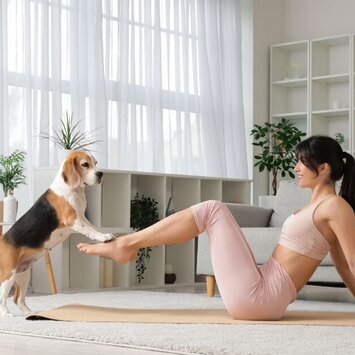Mensch-Hund-Team beim Fitness-Training