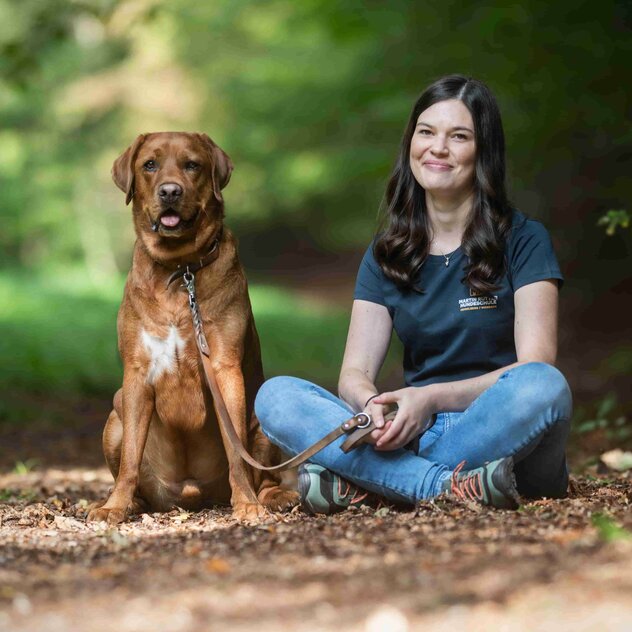 Jil im Schneidersitz mit Koda