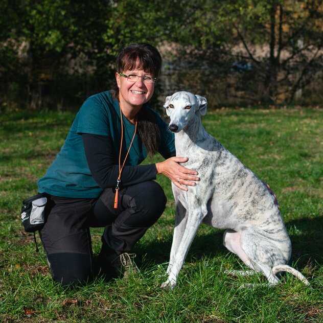 Doreen Hörchner mit Hund Mia auf Wiese