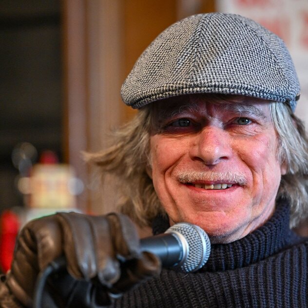 Helge Schneider vor einem Mikrofon