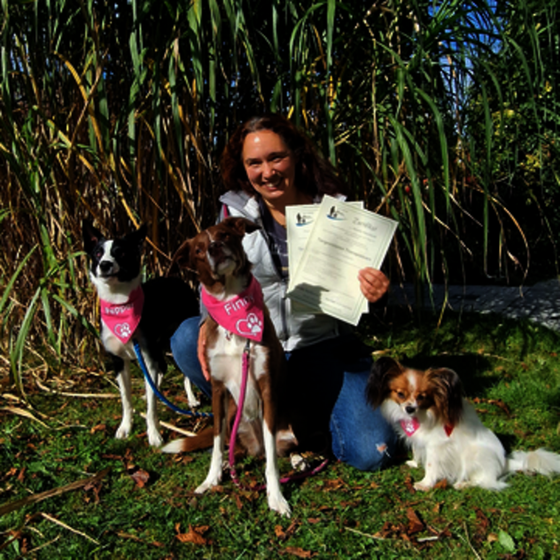 Kerstin auf Wiese mit Pepper, Kaya und Finni