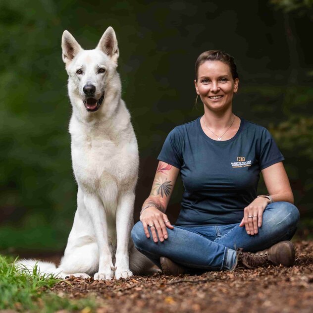 Ramona im Schneidersitz mit ihrem Hund Jimmy