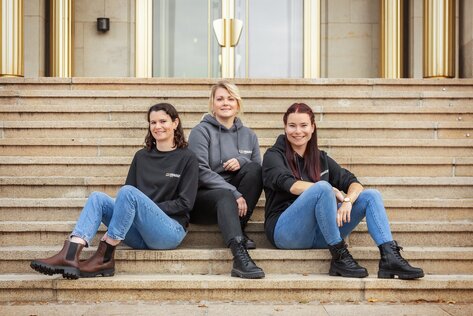 Team der Martin Rütter Hundeschule Leipzig: Carolin, Malena und Emilia